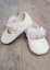 Des chaussons de cérémonie baptême ou mariage pour une petite fille blanc