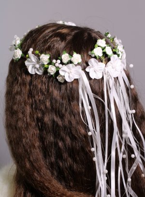 Couronne de communion avec fleurs blanches et rubans.