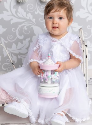 Une robe baptême avec cape et bonnet pour bébé fille