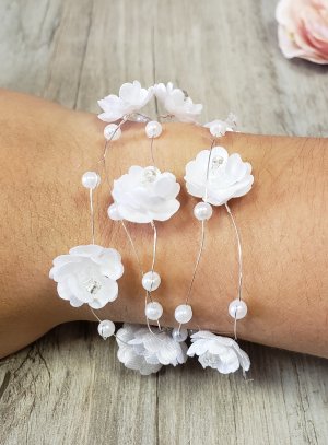Bracelet demoiselle d'honneur fleurs et perles blanches