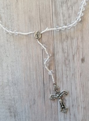 croix et chapelet blanc