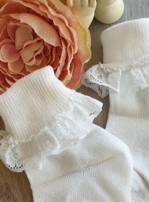 Petites chaussettes blanches à froufrous