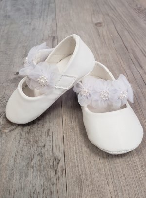 Des chaussons de cérémonie baptême ou mariage pour une petite fille blanc