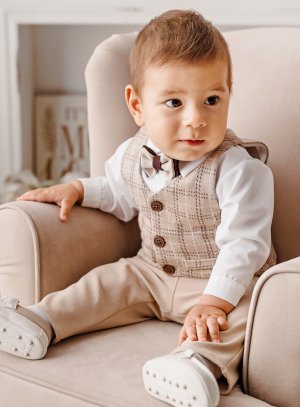 Costumes beige pour bébé ou petit garçon en coton.