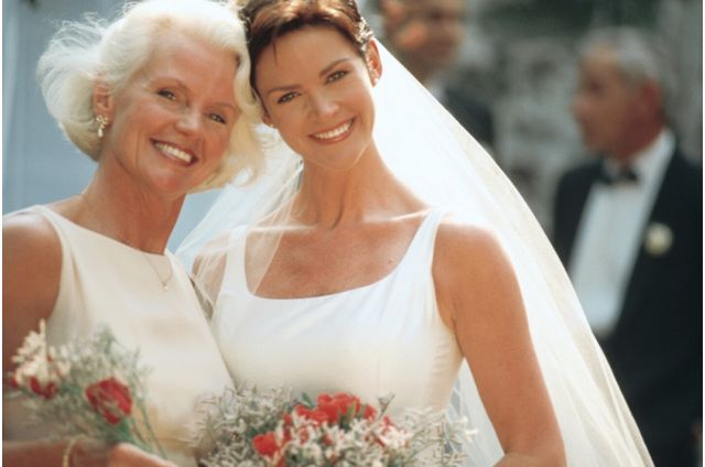 Que devrait porter la mère de la mariée?