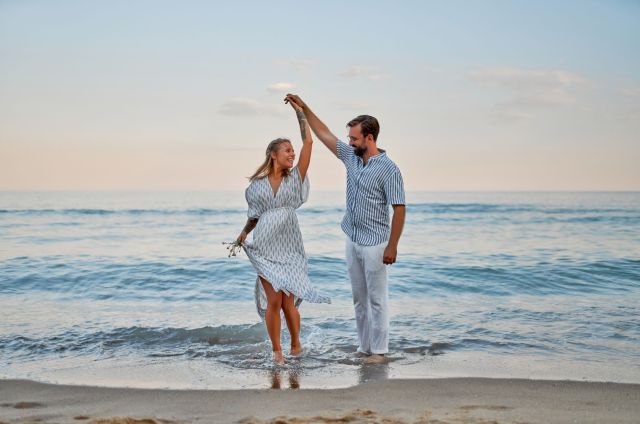 couple devant un couché de soleil