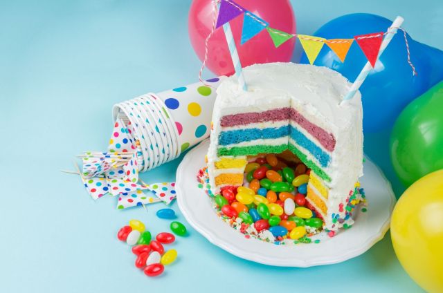 Des gâteaux d'anniversaire avec bonbons faciles à faire
