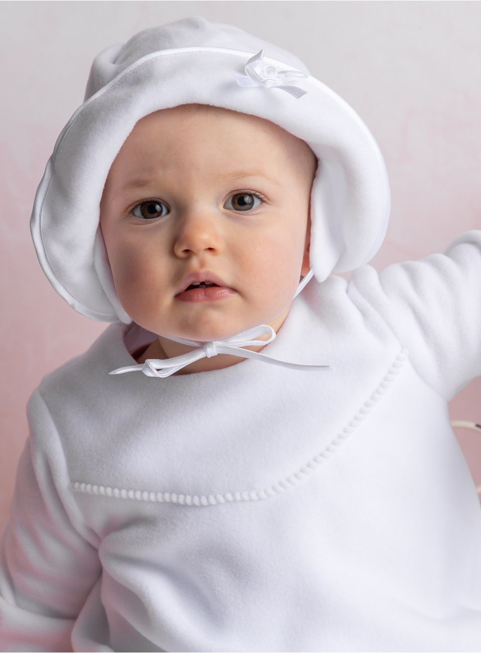 LACOFIA Chaussures de baptême Blanches à Semelle Souple antidérapantes de Premier Pas pour bébé Fille avec Bavoirs croisés brodés Blanc 0-3 Mois