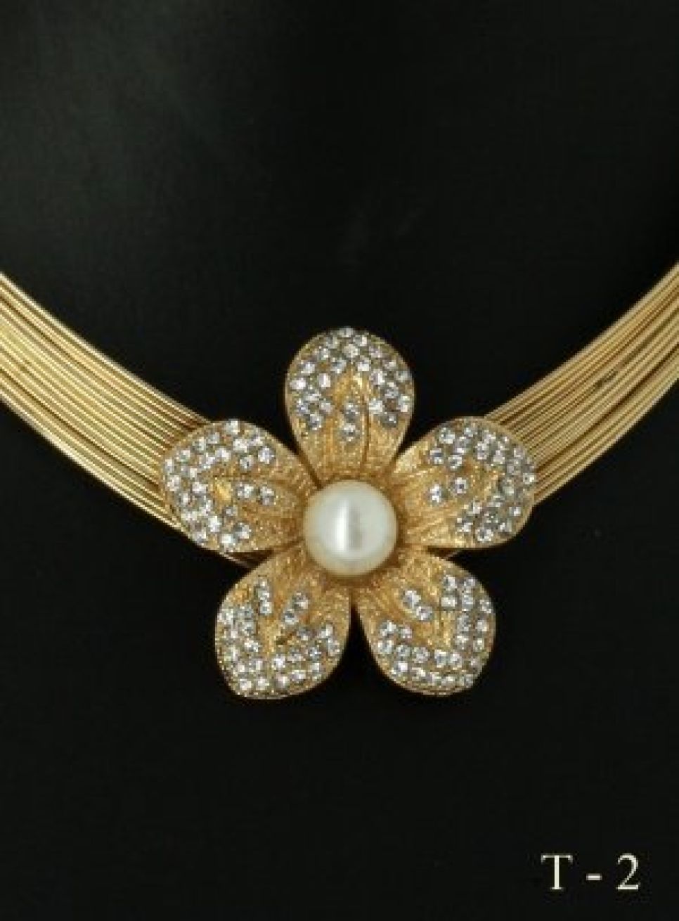 Collier Fantaisie Femme - Perles Nacrées Et Médaillon Doré Ciselé Avec Brillants - Occasion