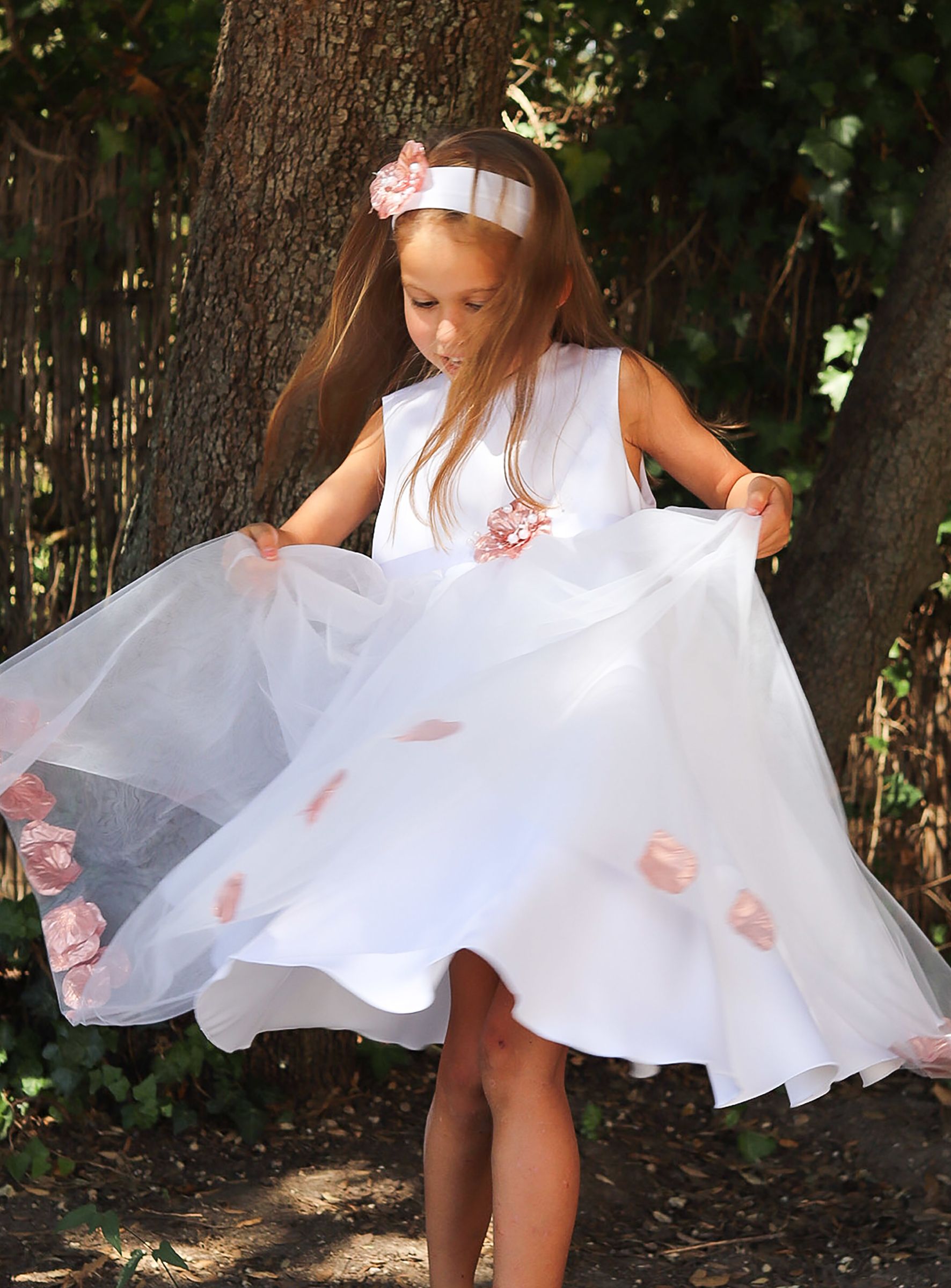 Robe longue blanche à fines bretelles avec un haut croisé brodé