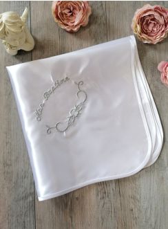 Linge blanc baptême satin brodé "Mon baptême" + volutes