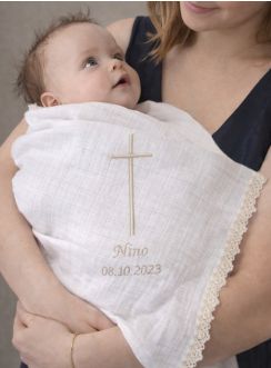 Un lange de baptême personnalisé au style rétro et intemporel