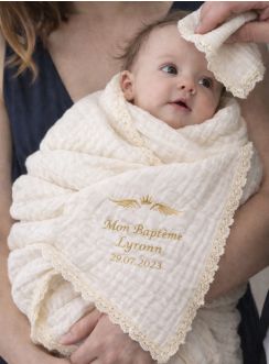 Couverture bébé personnalisée en gaze de coton ivoire avec dentelle – cadeau naissance et baptême