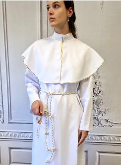 aube de communion adulte avec pèlerine