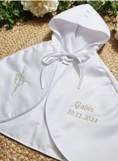 Cape de Baptême Personnalisée en Satin Blanc | Broderie Croix & Colombe