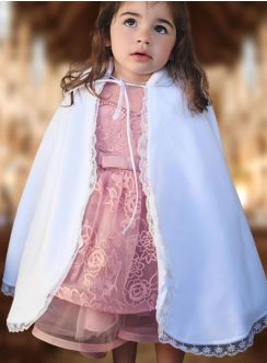 Une cape de baptême longue et élégante pour les cérémonies d’hiver