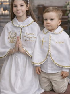 cape de baptême ou communion en satin blanc galon dorée et petit col. disponible pour bébé et enfant jusqu'à 16 ans