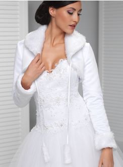 veste mariage hiver satin blanc et fourrure
