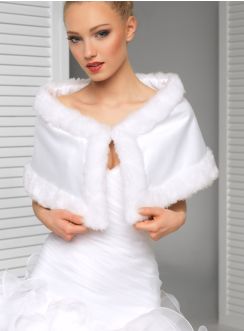 cape satin blanc et fourrure pour femme mariage hiver