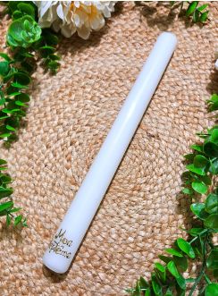 Ce cierge de baptême en cire blanche, mesurant 32 cm de hauteur et 3 cm de diamètre, se distingue par son élégante simplicité. Arborant sobrement l'inscription dorée "Mon Baptême" au bas de la bougie, il incarne une symbolique forte, tout en restant minim