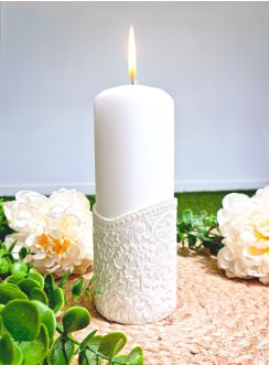 Bougie de cérémonie : baptême, communion, mariage ... en cire brillante et décore d'un effet de dentelle fleurie également en cire