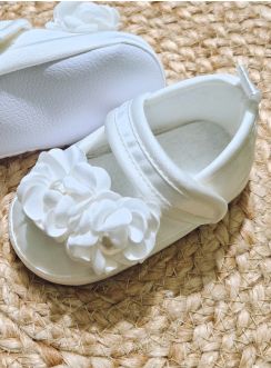 chaussons de baptême en satin avec fleurs et perles