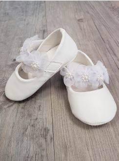 Des chaussons de cérémonie baptême ou mariage pour une petite fille blanc