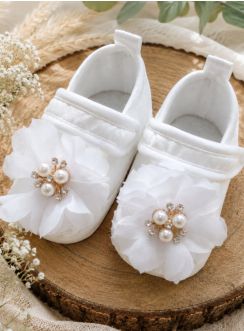 Chaussons de baptême bébé fille en satin blanc avec fleurs perles et strass