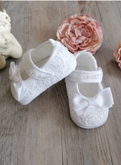 Chaussures de baptême dentelle blanche.