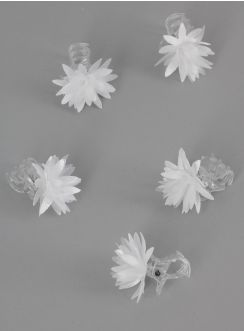 pinces crabes fleurs blanches pour coiffure de mariage ou de communion pour enfant