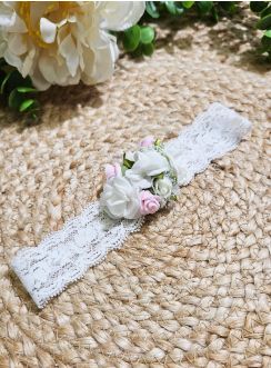 Bandeau baptême petite fille – Dentelle et fleurs pour un look de princesse