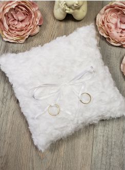 Coussin alliances fourrure mariage hiver blanc