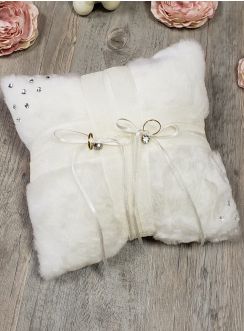Coussin alliances en fourrure et strass ivoire écru
