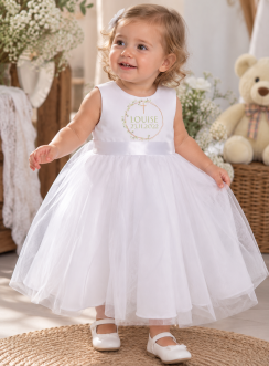 Robe de baptême blanche personnalisée portée par une petite fille