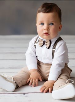 Tenue bébé garçon pour mariage champêtre chic.