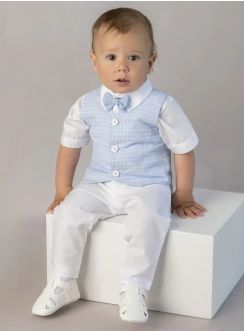 Bébé portant l'ensemble de baptême garçon Paul avec gilet bleu à carreaux et pantalon blanc.