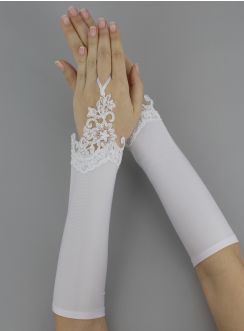 Mitaines mariage femme mi-long dentelle sur main