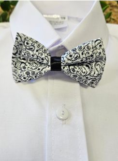 Accessoiriser un petit garçon d'honneur avec un noeud papillon vert sauge