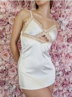 Nuisette satin et dentelle Femme chic et élégante