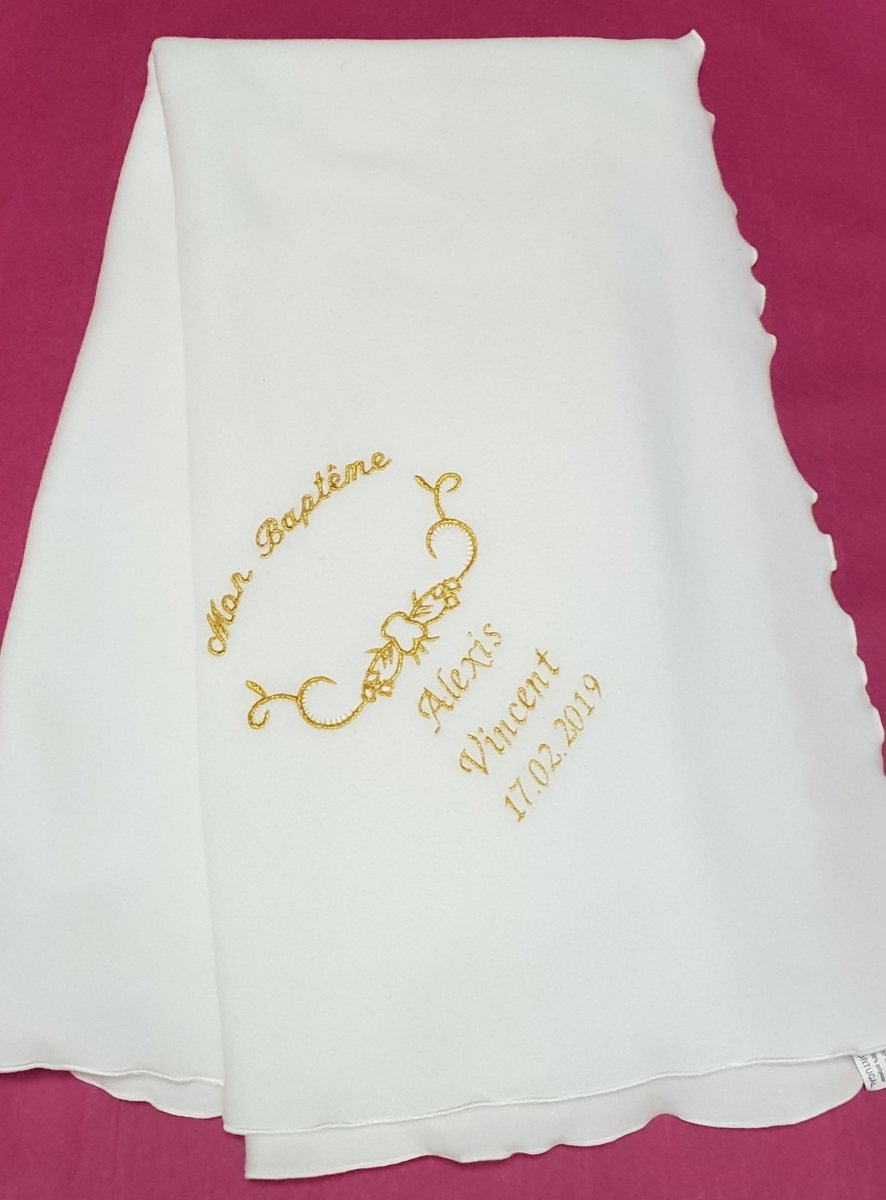 Couverture de baptême bébé avec broderie mon baptême or prénom de l'enfant et date de baptême.