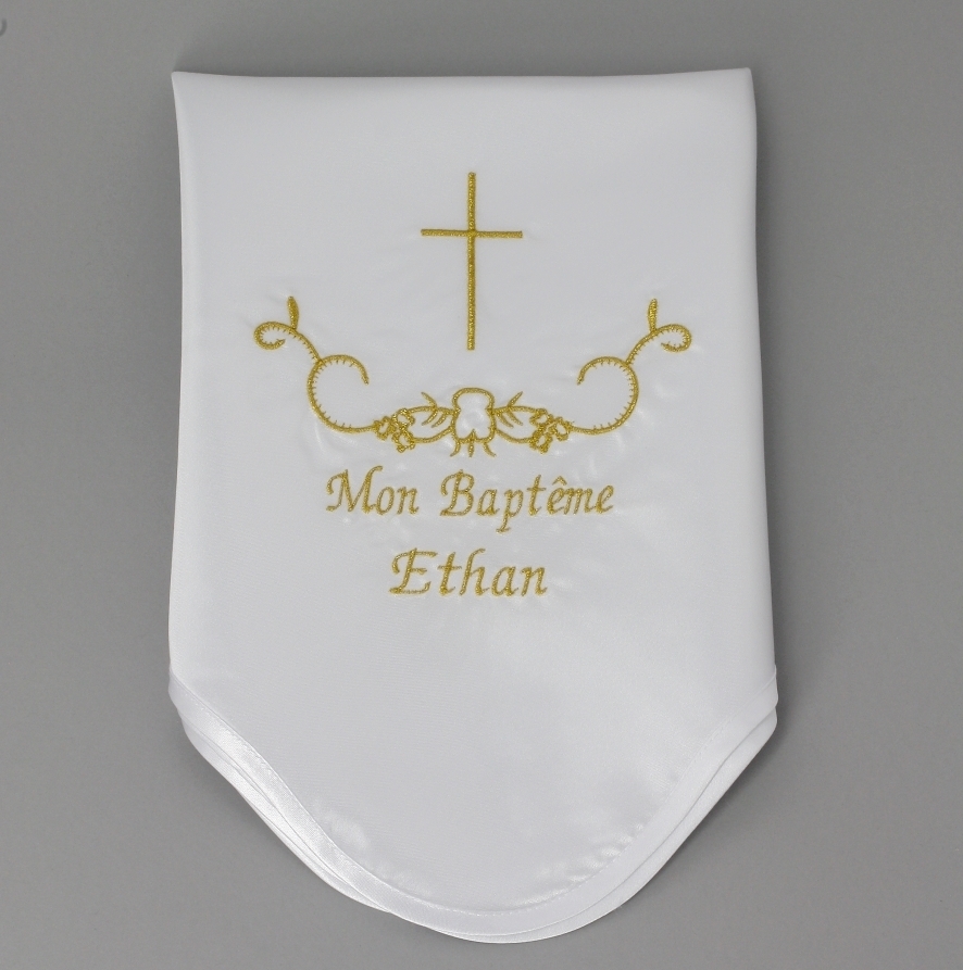 Linge de baptême en satin avec croix chrétienne prénom de l'enfant et mon baptême