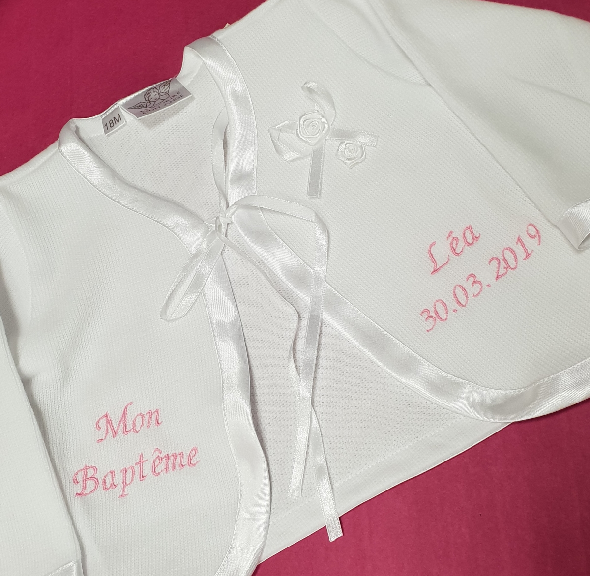 Veste blanche pour baptême avec prénom de bébé fil rose