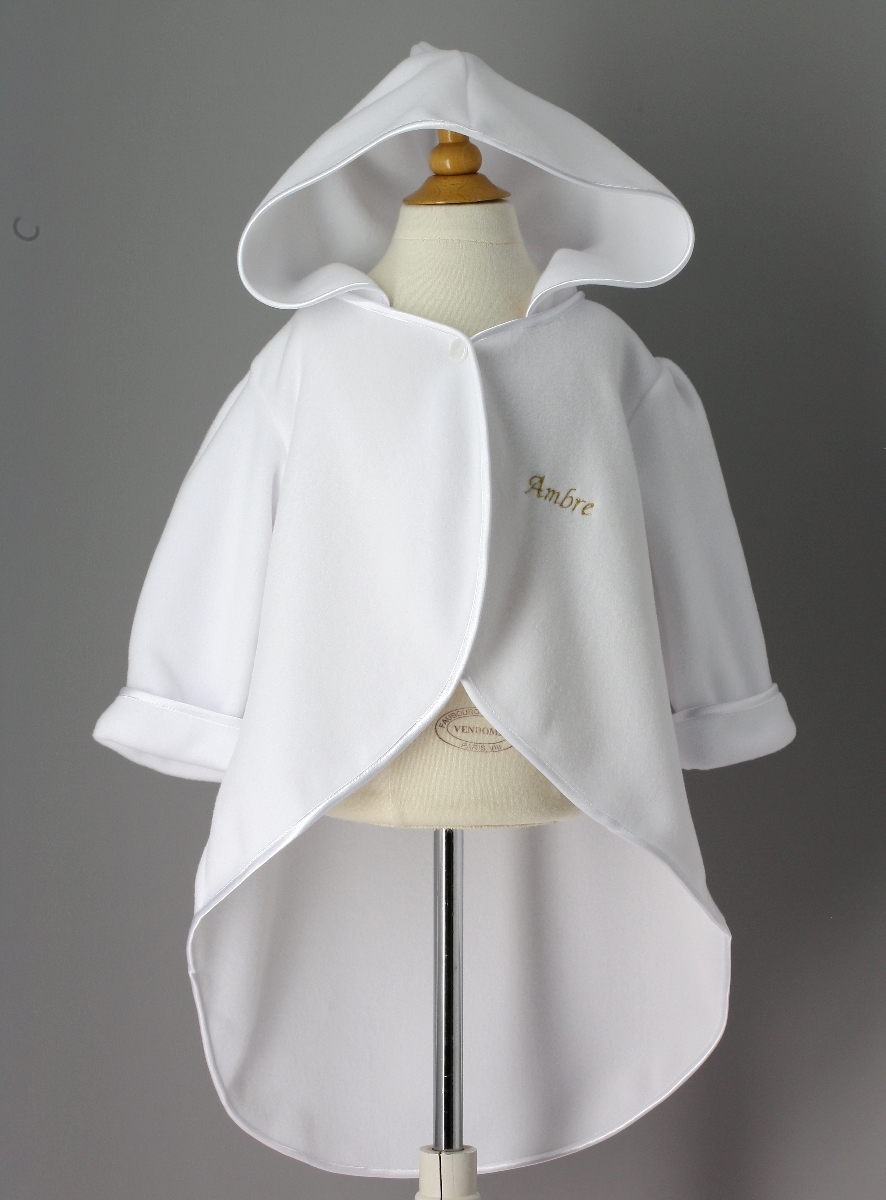 cape de baptême blanche fille ou garçon avec prénom brodé