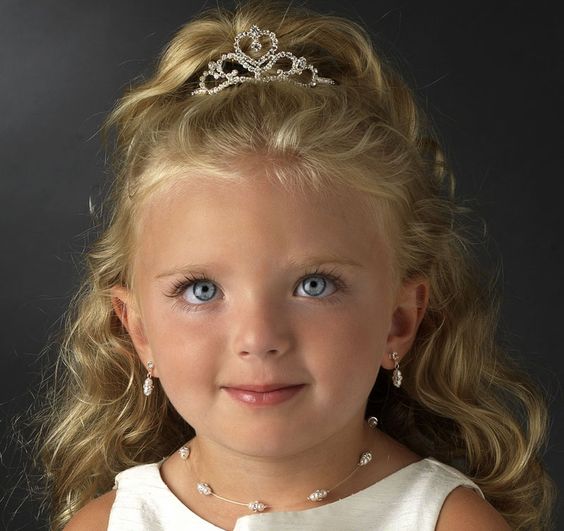 coiffure enfant avec petit diadème