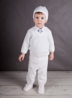 Pull blanc bébé ou petit garçon manches longues et torsadé.