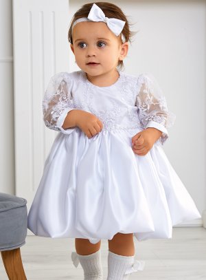 Cette robe blanche de baptême est une véritable merveille