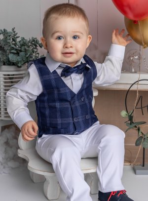 Costume blanc et marine pour bébé et petit garçon comme tenue de mariage