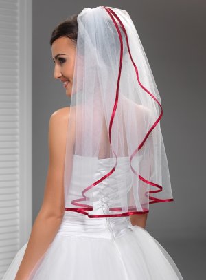 Voile de mariée blanc avec satin rouge